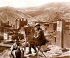 "Photo de Majorelle en 1921, en train de peindre le ksar d'Anemiter"
